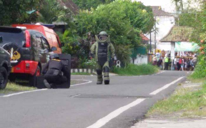 Benda Mirip Bom di Jalan Songgoriti Lowokwaru Tidak Berbahaya Benda Mirip Bom di Jalan Songgoriti Lowokwaru Tidak Berbahaya