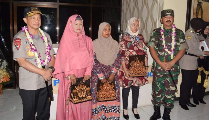 Panglima TNI dan Kapolri Berikan Tali Asih Kepada Keluarga Anggota yang Gugur Saat Pemilu Panglima TNI dan Kapolri Berikan Tali Asih Kepada Keluarga Anggota yang Gugur Saat Pemilu