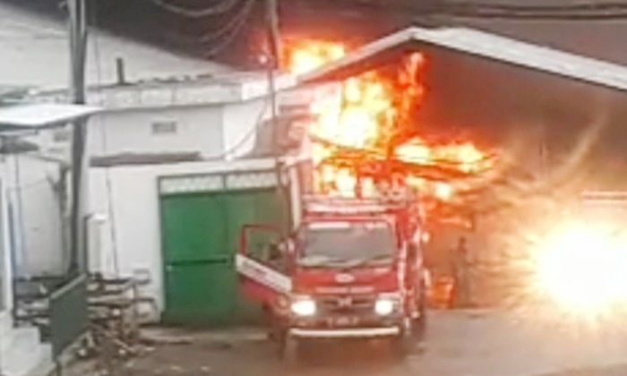 BREAKING NEWS: Pabrik Kertas di Pandanlandung Malang Terbakar Hebat BREAKING NEWS: Pabrik Kertas di Pandanlandung Malang Terbakar Hebat
