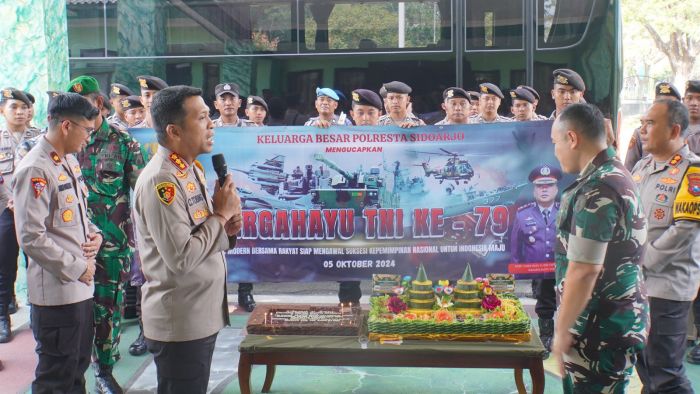 Kuatkan Sinergitas, Polresta Sidoarjo Beri Kejutan Bawa Tumpeng dan Kue untuk HUT TNI Ke-79 Kuatkan Sinergitas, Polresta Sidoarjo Beri Kejutan Bawa Tumpeng dan Kue untuk HUT TNI Ke-79