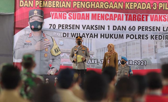 Target Vaksinasi Tercapai, Kapolres dan Wakil Bupati Kediri Serahkan Penghargaan untuk Tiga Pilar Target Vaksinasi Tercapai, Kapolres dan Wakil Bupati Kediri Serahkan Penghargaan untuk Tiga Pilar