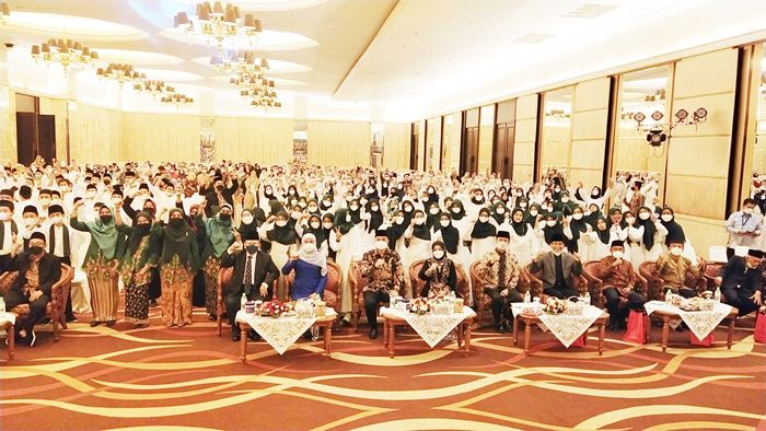 Hadiri Pelepasan Wisudawan SD Khadijah Surabaya, Khofifah: Jangan Cari Ilmu Melalui Sanad Google Hadiri Pelepasan Wisudawan SD Khadijah Surabaya, Khofifah: Jangan Cari Ilmu Melalui Sanad Google