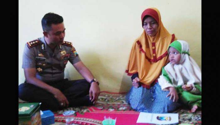 Kapolres Sidoarjo Silaturrahim ke Rumah Korban Pelemparan Batu di Sarirogo Kapolres Sidoarjo Silaturrahim ke Rumah Korban Pelemparan Batu di Sarirogo