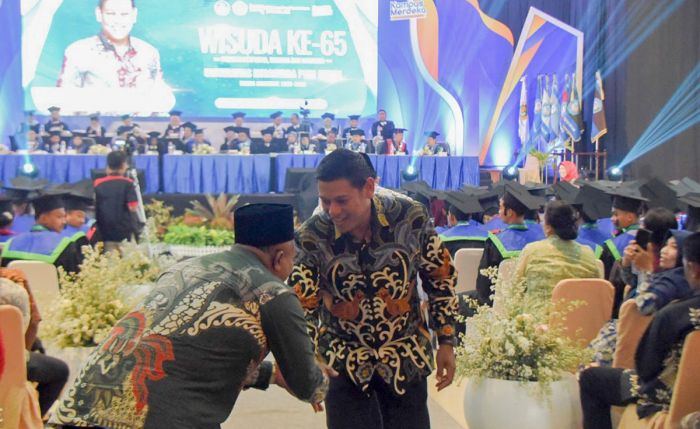 Hadiri Wisuda ke-64 UN PGRI Kediri, Wali Kota Abu Bakar: Jangan Berhenti Belajar