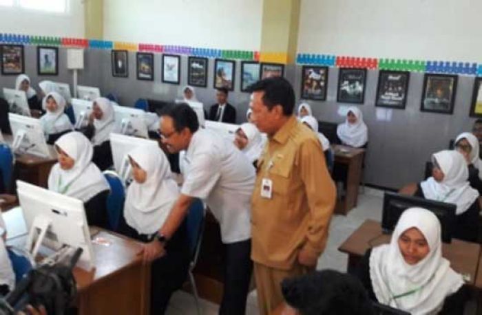 Wagub Jatim Pastikan Hari Pertama UNBK SMA se-Jatim Aman dan Lancar Wagub Jatim Pastikan Hari Pertama UNBK SMA se-Jatim Aman dan Lancar