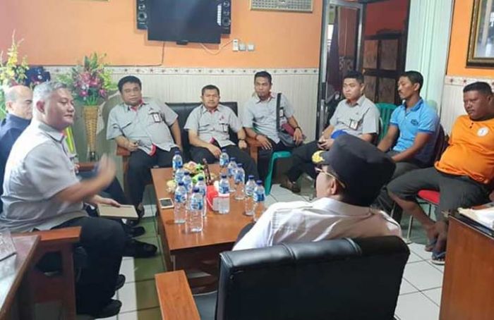 Soal Kapal Tongkang Terdampar di Pantai Socorejo, PT Semen Indonesia Berikan Kompensasi Soal Kapal Tongkang Terdampar di Pantai Socorejo, PT Semen Indonesia Berikan Kompensasi