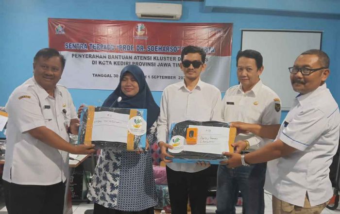 Bersama Kemensos, Pemkot Kediri Serahkan Bantuan Atensi untuk Difabel Bersama Kemensos, Pemkot Kediri Serahkan Bantuan Atensi untuk Difabel