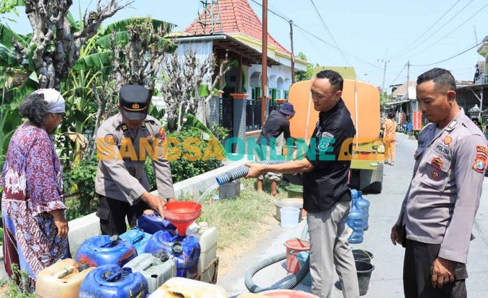 Sambut HUT ke-72 Humas Polri, Polres Gresik Bantu Air Bersih 25 Ribu Liter di Duduksampeyan