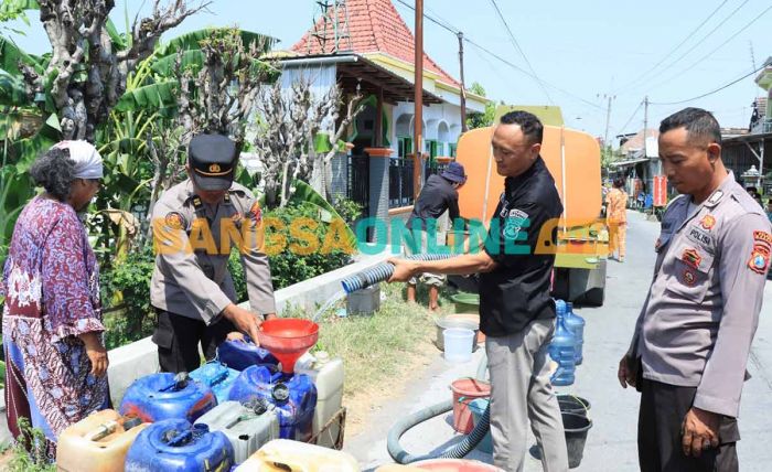 Sambut HUT ke-72 Humas Polri, Polres Gresik Bantu Air Bersih 25 Ribu Liter di Duduksampeyan Sambut HUT ke-72 Humas Polri, Polres Gresik Bantu Air Bersih 25 Ribu Liter di Duduksampeyan