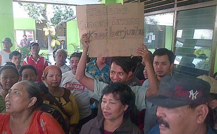 Ratusan Pedagang Tolak Relokasi oleh PT Gudang Garam Ratusan Pedagang Tolak Relokasi oleh PT Gudang Garam