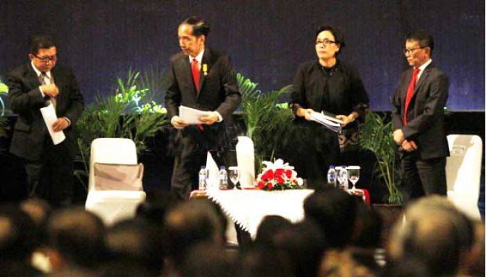 Jokowi: Uang Orang Indonesia di Luar Negeri Rp 11 Ribu Triliun, Faisal Basri: Mafia Masuk Sistem Jokowi: Uang Orang Indonesia di Luar Negeri Rp 11 Ribu Triliun, Faisal Basri: Mafia Masuk Sistem