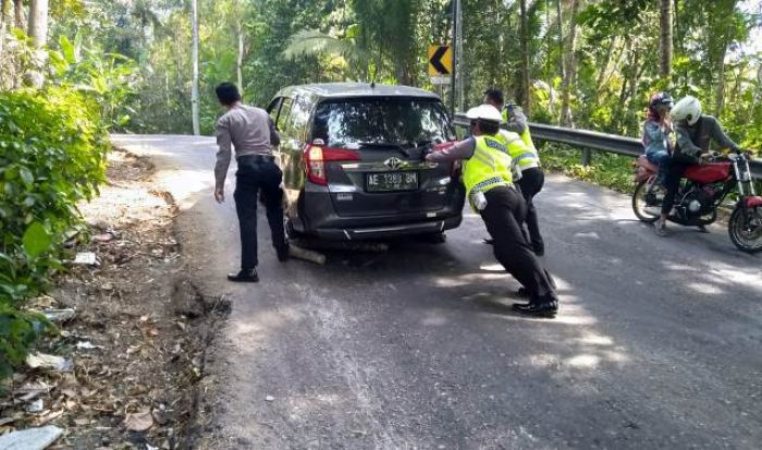 Anggota Satlantas Polres Pacitan Bantu Kendaraan Pemudik dan Wisatawan yang Tak Kuat Menanjak