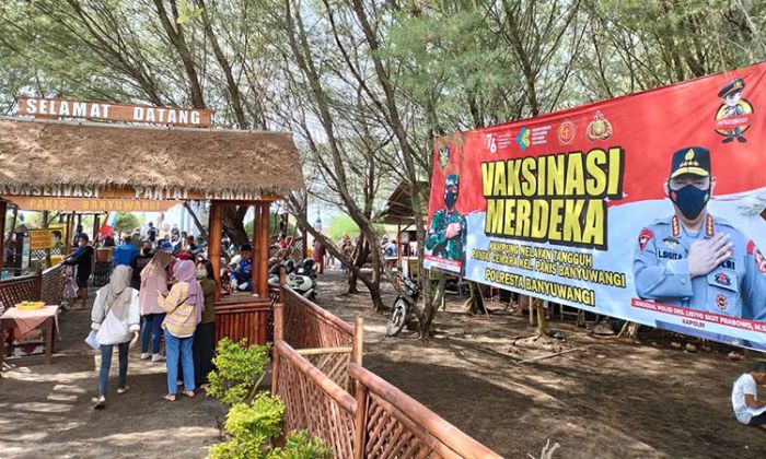 Satpolairud Polresta Banyuwangi Gelar Serbuan Vaksinasi untuk Nelayan Satpolairud Polresta Banyuwangi Gelar Serbuan Vaksinasi untuk Nelayan