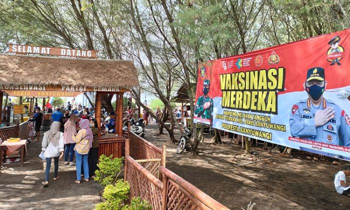 Satpolairud Polresta Banyuwangi Gelar Serbuan Vaksinasi untuk Nelayan