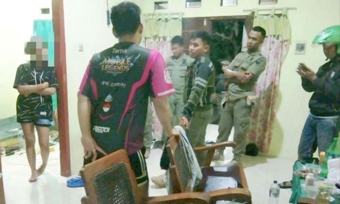 Bukan Pasutri Berduaan di Rumah Kontrakan, Digelandang Tim Patroli ke Mako Satpol PP Kota Kediri Bukan Pasutri Berduaan di Rumah Kontrakan, Digelandang Tim Patroli ke Mako Satpol PP Kota Kediri