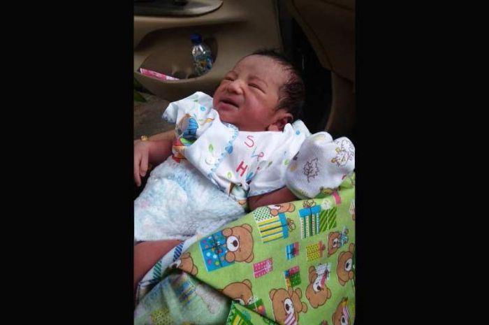 Pemulung Temukan Bayi Cantik yang Masih Hidup di Perum. Pondok Mutiara Sidoarjo Pemulung Temukan Bayi Cantik yang Masih Hidup di Perum. Pondok Mutiara Sidoarjo