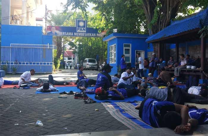 Kader PAN Lamongan Duduki Kantor DPW Jatim Kader PAN Lamongan Duduki Kantor DPW Jatim