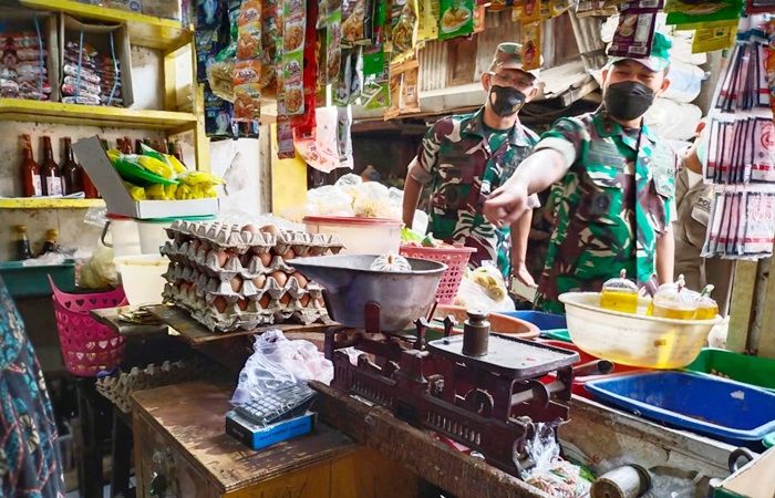 Pastikan Harga Minyak Goreng Curah Stabil, Dandim 0830/Surabaya Utara Sidak Pasar Pastikan Harga Minyak Goreng Curah Stabil, Dandim 0830/Surabaya Utara Sidak Pasar