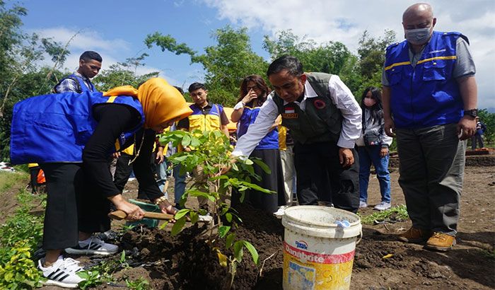 Dukung Junrejo Jadi Wisata Kelengkeng, Rektor Unitomo Surabaya Sumbang 100 Bibit Dukung Junrejo Jadi Wisata Kelengkeng, Rektor Unitomo Surabaya Sumbang 100 Bibit