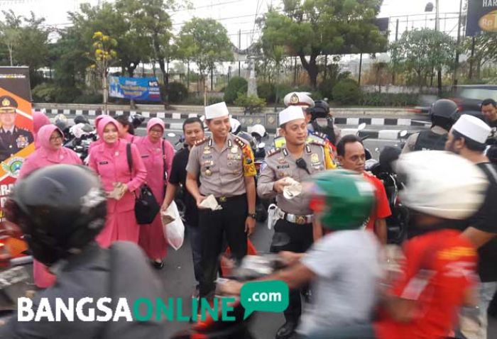 Kapolres Gresik dan Ibu Bhayangkari Berbagi Takjil