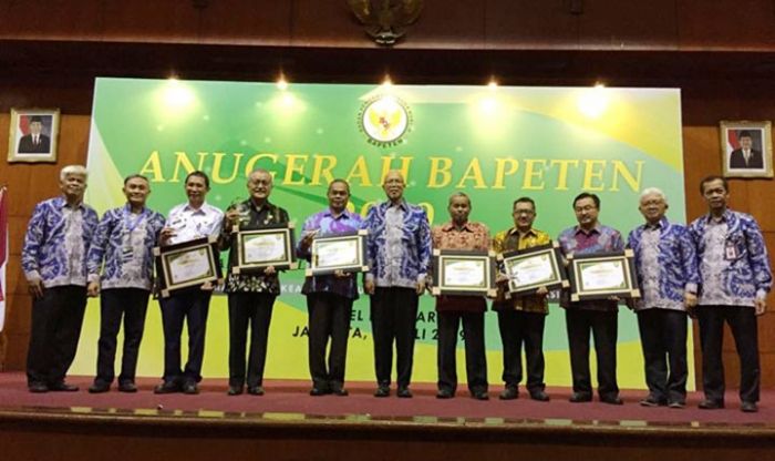 Jatim Raih Anugerah BAPETEN 2019 Jatim Raih Anugerah BAPETEN 2019