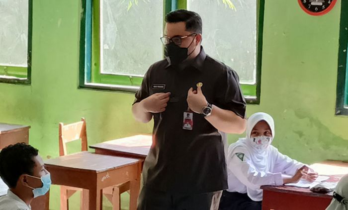 Pastikan Proses KBM Sesuai Prokes, Mas Bup Dhito Kunjungi SMP Negeri Ngadiluwih