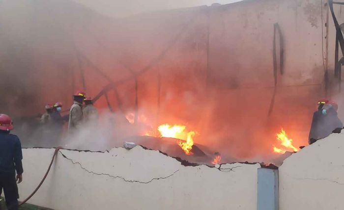 Gudang Kasur Busa di Sidoarjo Terbakar, Ledakan hingga Hancurkan Dinding