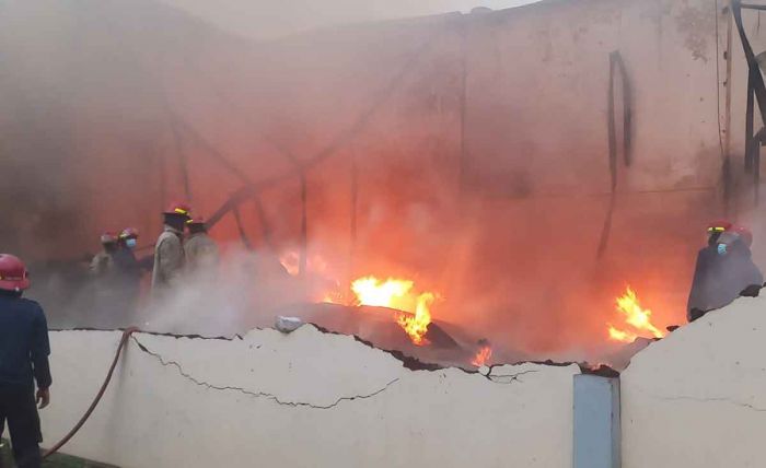 Gudang Kasur Busa di Sidoarjo Terbakar, Ledakan hingga Hancurkan Dinding Gudang Kasur Busa di Sidoarjo Terbakar, Ledakan hingga Hancurkan Dinding