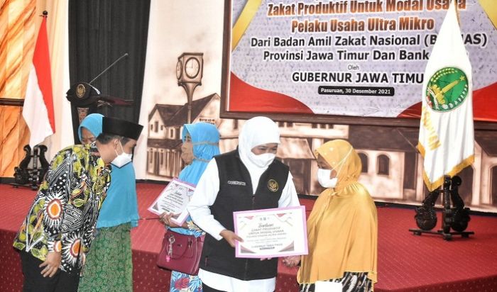 Gubernur Bersama Baznas Jatim Serahkan Bantuan dan Pinjaman Modal Pelaku Usaha Mikro Kota Pasuruan