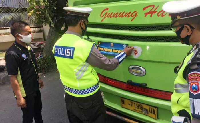 Ajak Warga Pakai Masker, Satlantas Polres Kediri Kota Tempel Stiker di Kendaraan Bermotor
