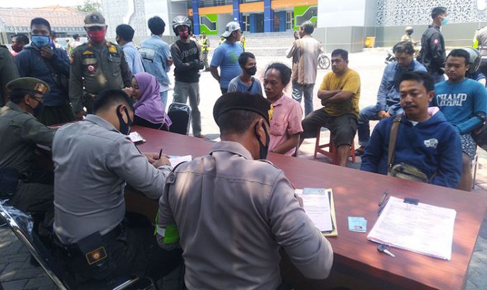 Pertegas Penegakan Disiplin Protokol Kesehatan, Satgas Covid-19 Lamongan Gelar Operasi Yustisi Pertegas Penegakan Disiplin Protokol Kesehatan, Satgas Covid-19 Lamongan Gelar Operasi Yustisi