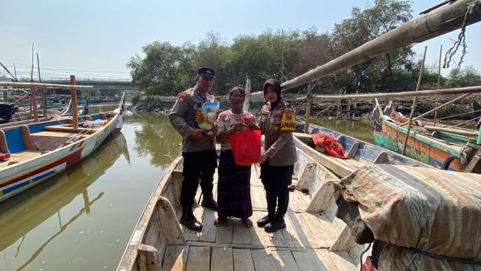 Jumat Berkah, Kapolsek Sedati Bagikan Sembako dan Beri Imbauan Kamtibmas Jelang Pilkada Jumat Berkah, Kapolsek Sedati Bagikan Sembako dan Beri Imbauan Kamtibmas Jelang Pilkada