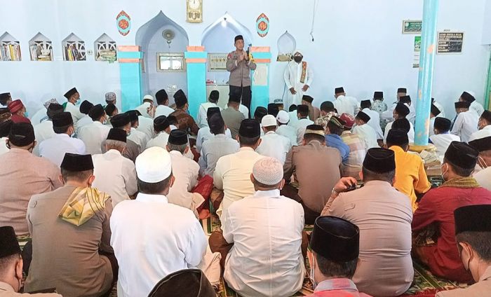 Safari Jum’at, Kapolres Pamekasan Minta Jema’ah Tangkal Hoax dan Isu Radikalisme Safari Jum’at, Kapolres Pamekasan Minta Jema’ah Tangkal Hoax dan Isu Radikalisme