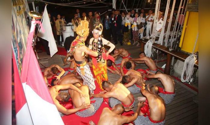 Drama Tari Rama Shinta Curi Perhatian Para Tamu Kehormatan di Cocktail Party KRI Bimasuci Drama Tari Rama Shinta Curi Perhatian Para Tamu Kehormatan di Cocktail Party KRI Bimasuci