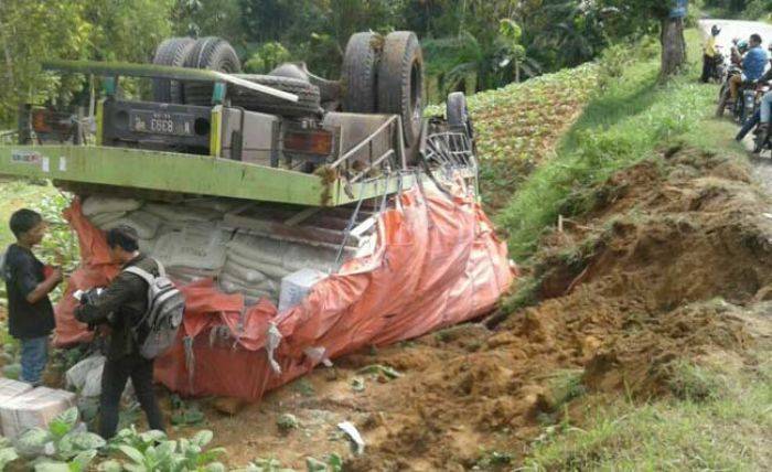 Truk Terguling di Jl Pamoroh Pamekasan Truk Terguling di Jl Pamoroh Pamekasan