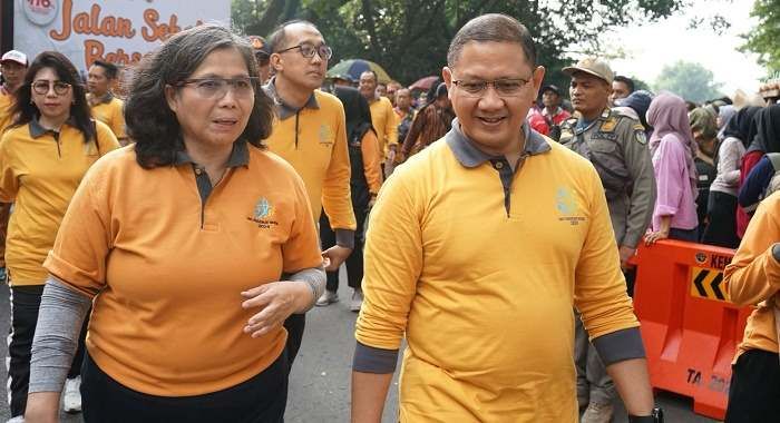 Pj Wali Kota Kediri dan Kepala Dispendik Jatim Ikut Jalan Sehat Hardiknas dan Harkitnas Pj Wali Kota Kediri dan Kepala Dispendik Jatim Ikut Jalan Sehat Hardiknas dan Harkitnas