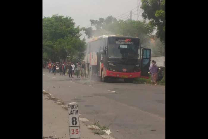 Bus Peziarah Asal Probolinggo Terbakar di Gresik Bus Peziarah Asal Probolinggo Terbakar di Gresik