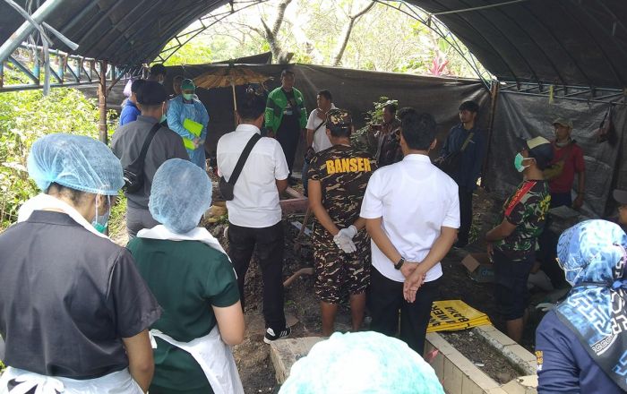 Polres Ngawi Akhirnya Bongkar Makam Pria yang Meninggal Tak Wajar, di Kepala Terdapat Luka Sayatan Polres Ngawi Akhirnya Bongkar Makam Pria yang Meninggal Tak Wajar, di Kepala Terdapat Luka Sayatan