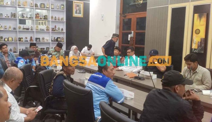 Tuntut 900 Orang Dipekerjakan di Smelter Freeport, Warga Manyar Demo ke DPRD Gresik Tuntut 900 Orang Dipekerjakan di Smelter Freeport, Warga Manyar Demo ke DPRD Gresik