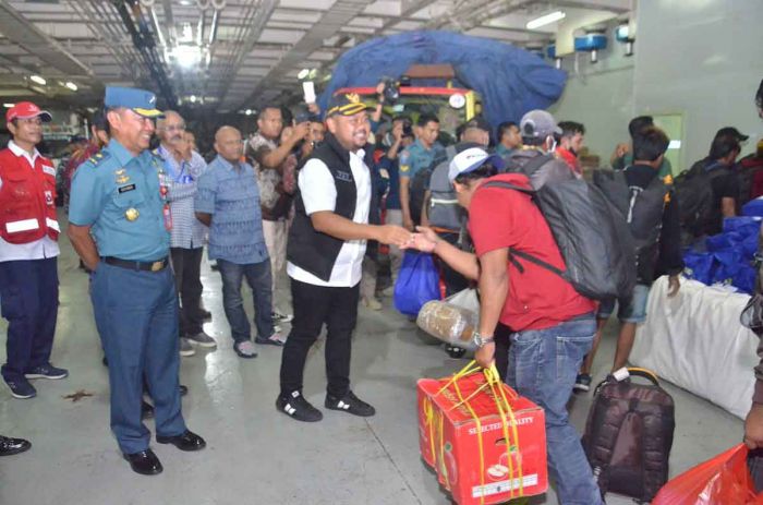 Tertahan di Gresik, 595 Warga Bawean Akhirnya Dipulangkan dengan Kapal dr. Soeharso TNI AL Tertahan di Gresik, 595 Warga Bawean Akhirnya Dipulangkan dengan Kapal dr. Soeharso TNI AL