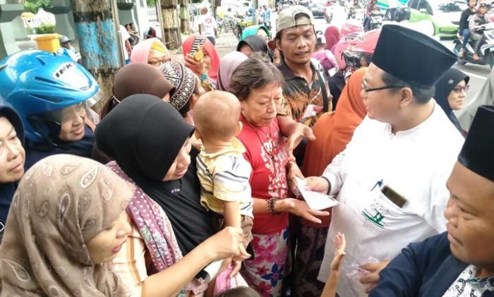 Lembaga Falakiyah PCNU Gresik Bagikan 3.000 Masker Gratis