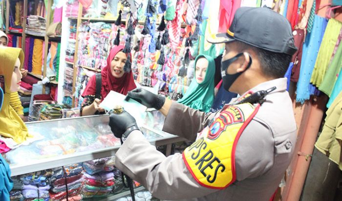 HUT Bhayangkara 74: Kapolres dan Dandim 0829 Bangkalan Bagi-Bagi Masker Gratis HUT Bhayangkara 74: Kapolres dan Dandim 0829 Bangkalan Bagi-Bagi Masker Gratis