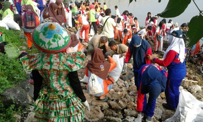 Hari Peduli Sampah, Jembatan Suramadu Dibersihkan dari Sampah Hari Peduli Sampah, Jembatan Suramadu Dibersihkan dari Sampah