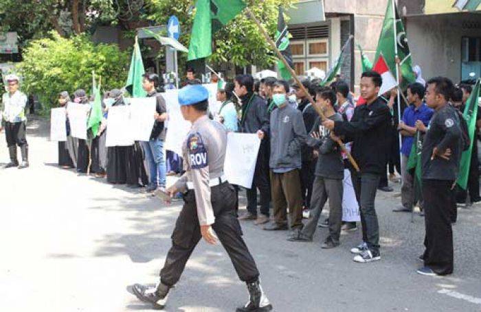 HMI Ponorogo Demo Tuntut Komisioner KPK Saut Situmorang Mundur HMI Ponorogo Demo Tuntut Komisioner KPK Saut Situmorang Mundur