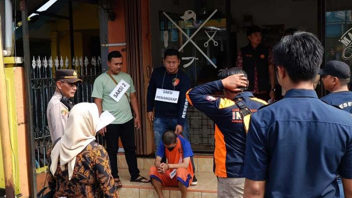 Rekonstruksi Kasus Pembunuhan Karyawan Indomaret di Jombang, 30 Adegan Diperagakan Rekonstruksi Kasus Pembunuhan Karyawan Indomaret di Jombang, 30 Adegan Diperagakan