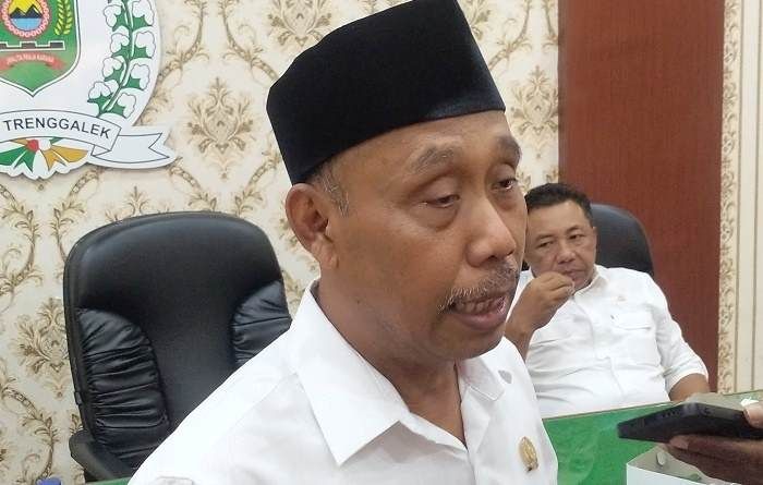 Hearing Jalan Rusak Plumpit-Dongko, Wakil Ketua DPRD Pastikan Perbaikan Jalan Bulan Februari 2025 Hearing Jalan Rusak Plumpit-Dongko, Wakil Ketua DPRD Pastikan Perbaikan Jalan Bulan Februari 2025