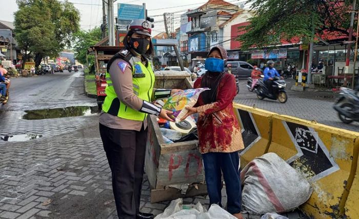 Bantu Warga Terdampak Covid-19, Satlantas Polres Gresik Bagikan Sembako Bantu Warga Terdampak Covid-19, Satlantas Polres Gresik Bagikan Sembako