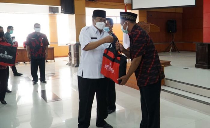 Wali Kota Blitar Bagikan Bingkisan Lebaran ke Pengurus RT, RW, dan LPMK Wali Kota Blitar Bagikan Bingkisan Lebaran ke Pengurus RT, RW, dan LPMK