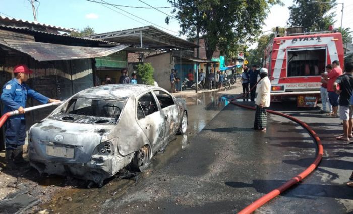Toyota Vios Ludes Terbakar di Raya Kemasan Krian