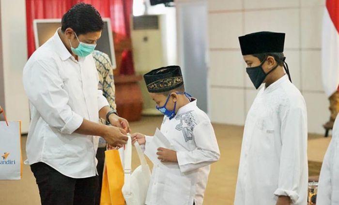 Serahkan Beasiswa Pendidikan untuk Anak Yatim, Wali Kota Kediri: Selalu Semangat dan Banyak Belajar Serahkan Beasiswa Pendidikan untuk Anak Yatim, Wali Kota Kediri: Selalu Semangat dan Banyak Belajar